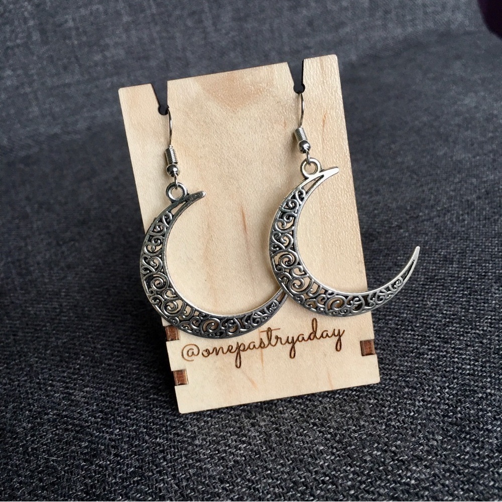 Silver Antique Crescent Moon Fashion Earrings - Picture 12 of 14